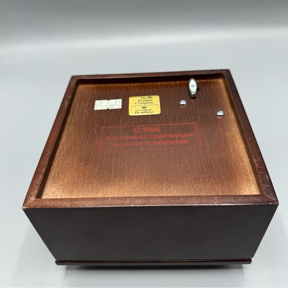Vintage The Bombay Company Wooden Music Box 1996 Canada flag Brown - Picture 12 of 13